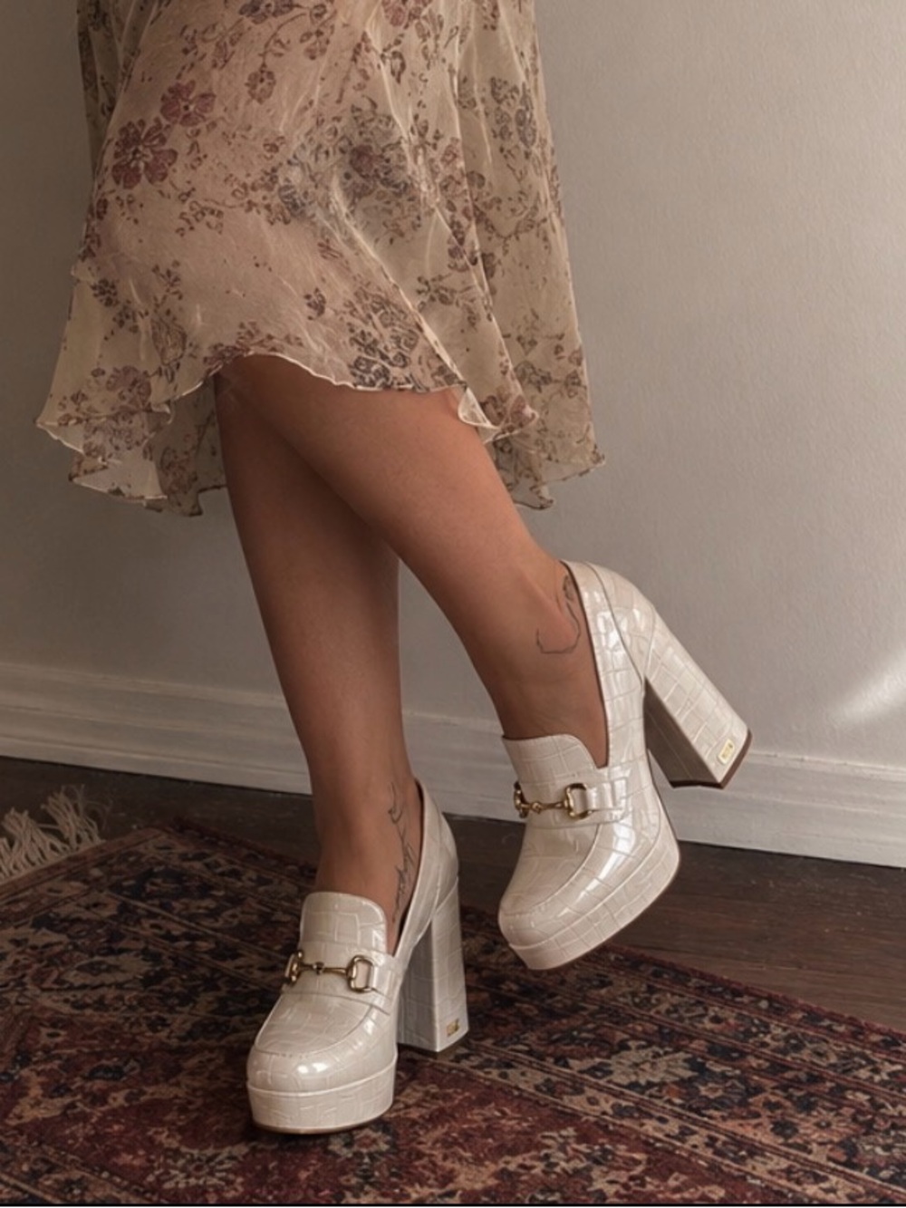 White Croc-Embossed Platform Loafers with Gold Bit Sam Edelman - Picture 3 of 5